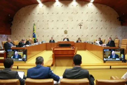 Ministros do STF em sessão julgando equiparação de licença-maternidade e licença-adotante para servidoras públicas