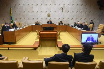 Mãe adotiva abraçando bebê diante do STF simbolizando nova igualdade na licença-maternidade