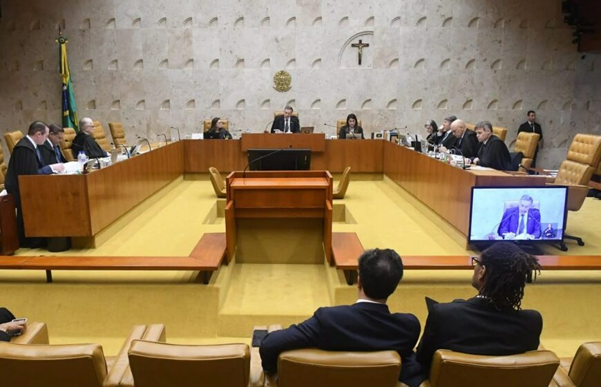 Mãe adotiva abraçando bebê diante do STF simbolizando nova igualdade na licença-maternidade