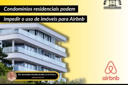 Placa de condomínio com símbolo de proibição sobre chave de Airbnb e martelo de juiz