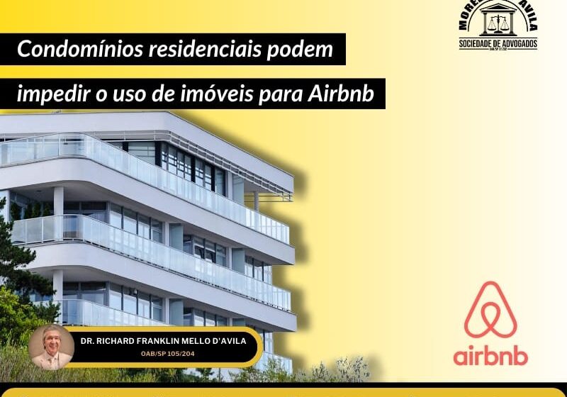 Placa de condomínio com símbolo de proibição sobre chave de Airbnb e martelo de juiz