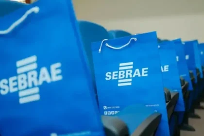 Professor de Ciência de Dados lecionando em sala de aula moderna com logotipo Sebrae-SP