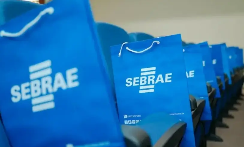 Professor de Ciência de Dados lecionando em sala de aula moderna com logotipo Sebrae-SP