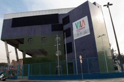 Fachada da nova Vila Criativa do Estuário em Santos, edifício de dois andares com acessibilidade, inaugurado com investimento de R$ 2,6 milhões