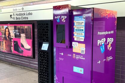 Máquina de retirada automática de PrEP grátis na estação Brigadeiro do metrô de São Paulo