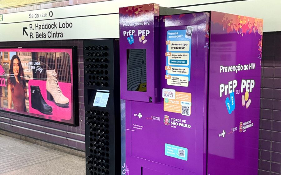 Máquina de retirada automática de PrEP grátis na estação Brigadeiro do metrô de São Paulo