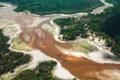 Rio Amazonas com nível baixo expondo bancos de areia e navio encalhado durante seca severa