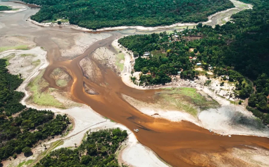 Rio Amazonas com nível baixo expondo bancos de areia e navio encalhado durante seca severa
