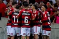Técnico Dorival Júnior e escudo do Flamengo com símbolos de apostas esportivas e justiça