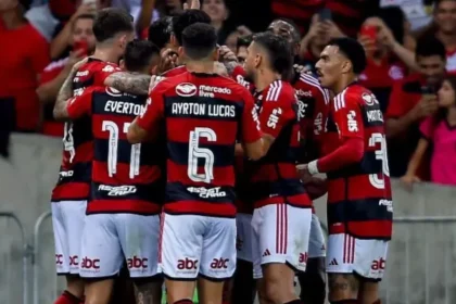 Técnico Dorival Júnior e escudo do Flamengo com símbolos de apostas esportivas e justiça