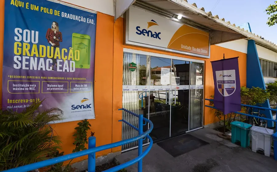 Fachada do Senac Rio das Ostras com alunos e ícones de cursos gastronomia e IA