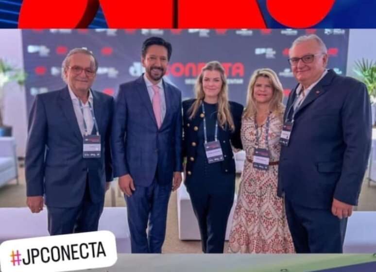 Palco de debate ao Senado em SP com pódios vazios dos favoritos André do Prado e Guilherme Derrite