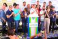 Multidão em comício de campanha eleitoral nas ruas de São Luís, Maranhão, com bandeiras partidárias e candidatos