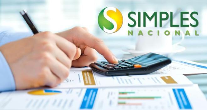 Calendário mostrando outubro com destaque para dia 15, documentos fiscais e logotipo Simples Nacional