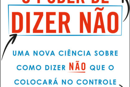 Pessoa deletando arquivos digitais desnecessários em laptop, representando simplificação e foco