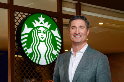 Fachada de loja Starbucks fechada com placa de "Closed" e logotipo verde icônico