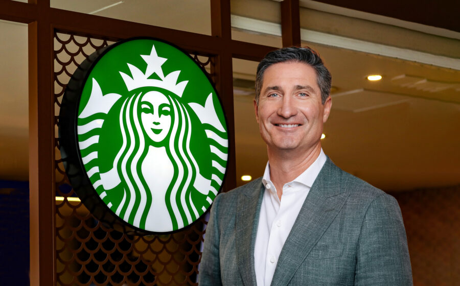 Fachada de loja Starbucks fechada com placa de "Closed" e logotipo verde icônico