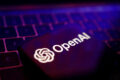 Fundador da Jev, ex-OpenAI, com gráfico de valuation US$ 10 bi e ícones de IA