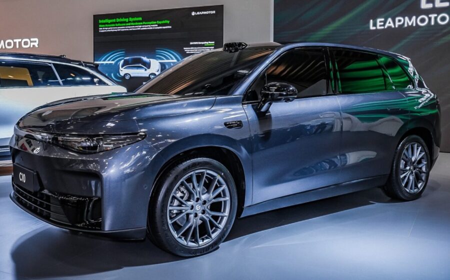 Leapmotor A05 hatch e A10 SUV elétricos compactos lado a lado, lançamentos 2027 Brasil