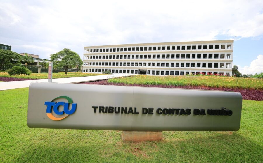 Sede do TCU em Brasília com gráficos de arrecadação de dividendos abaixo do previsto