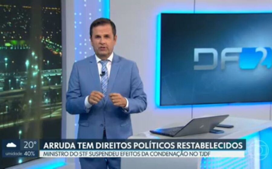 Urna eletrônica lacrada com fita de segurança do TSE em preparação para eleições