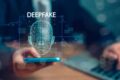 Jornalista sendo silenciado por martelo judicial com símbolo de deepfake ao fundo