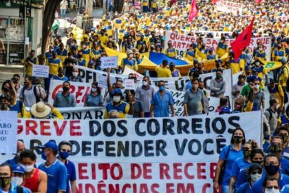 Ministros do TST em sessão julgando dissídio coletivo dos Correios com gavel e brasão do tribunal