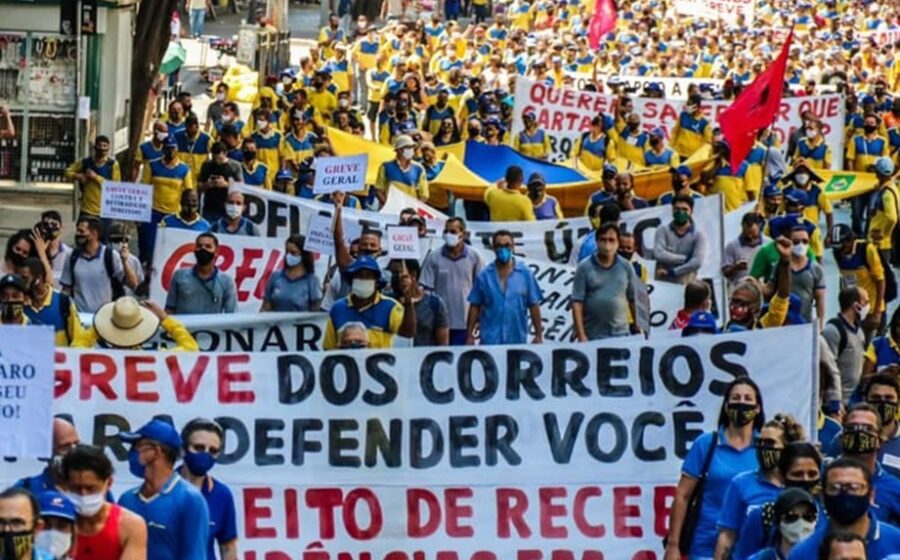 Ministros do TST em sessão julgando dissídio coletivo dos Correios com gavel e brasão do tribunal