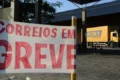 Sede dos Correios com caminhões de entrega parados durante greve julgada pelo TST