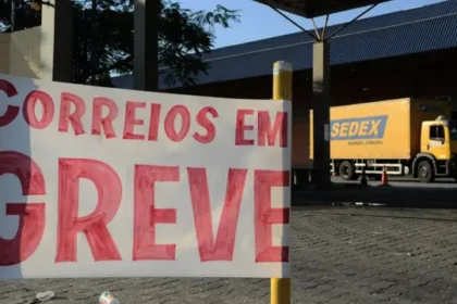 Sede dos Correios com caminhões de entrega parados durante greve julgada pelo TST