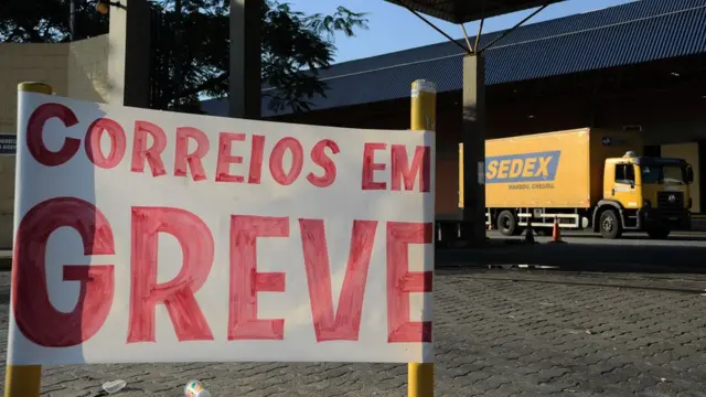 Sede dos Correios com caminhões de entrega parados durante greve julgada pelo TST