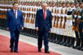 Mapa do Estreito de Taiwan com silhuetas de Xi Jinping e Donald Trump em tensão diplomática