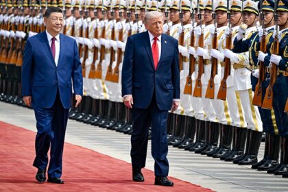 Mapa do Estreito de Taiwan com silhuetas de Xi Jinping e Donald Trump em tensão diplomática