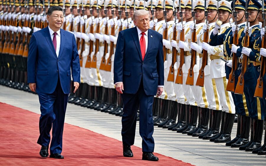 Mapa do Estreito de Taiwan com silhuetas de Xi Jinping e Donald Trump em tensão diplomática