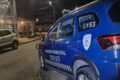 Agentes da Operação Sossego fiscalizando bar noturno em Taubaté à noite