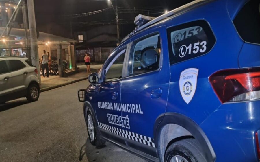 Agentes da Operação Sossego fiscalizando bar noturno em Taubaté à noite