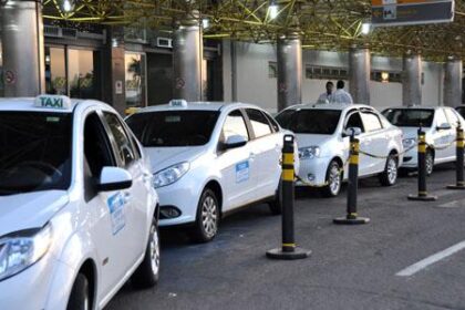 Caminhonete preta de luxo com adesivo "Táxi Black" estacionada em rua de Campo Grande-MS