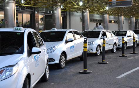 Caminhonete preta de luxo com adesivo "Táxi Black" estacionada em rua de Campo Grande-MS