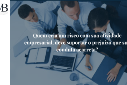 Designer trabalhando em teste de emprego com relógio marcando 4 dias, símbolo de propriedade intelectual violado