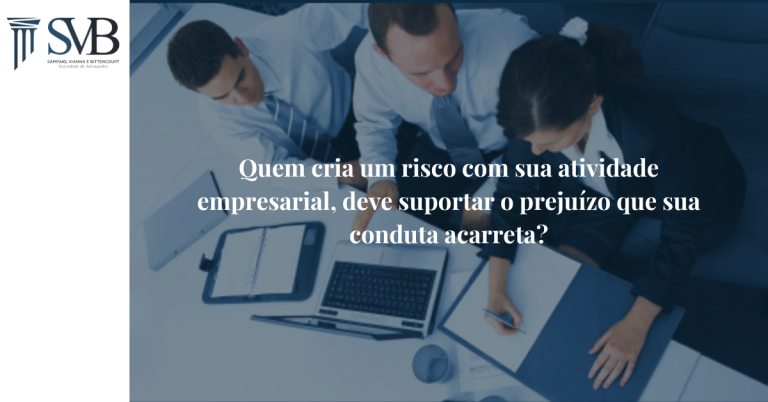 Designer trabalhando em teste de emprego com relógio marcando 4 dias, símbolo de propriedade intelectual violado