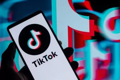 Logotipo do TikTok com relógio marcando 2 horas e símbolo de dólar, representando limite de uso e multa bilionária no Alabama