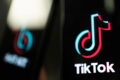 Logotipo do TikTok ao lado de martelo de juiz e silhueta de adolescente no celular