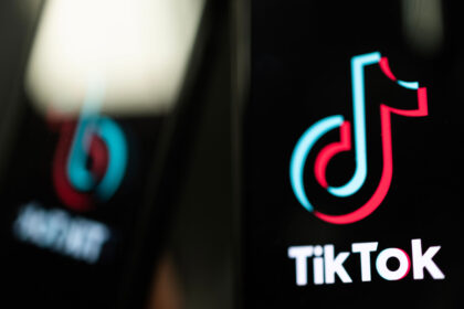 Logotipo do TikTok ao lado de martelo de juiz e silhueta de adolescente no celular