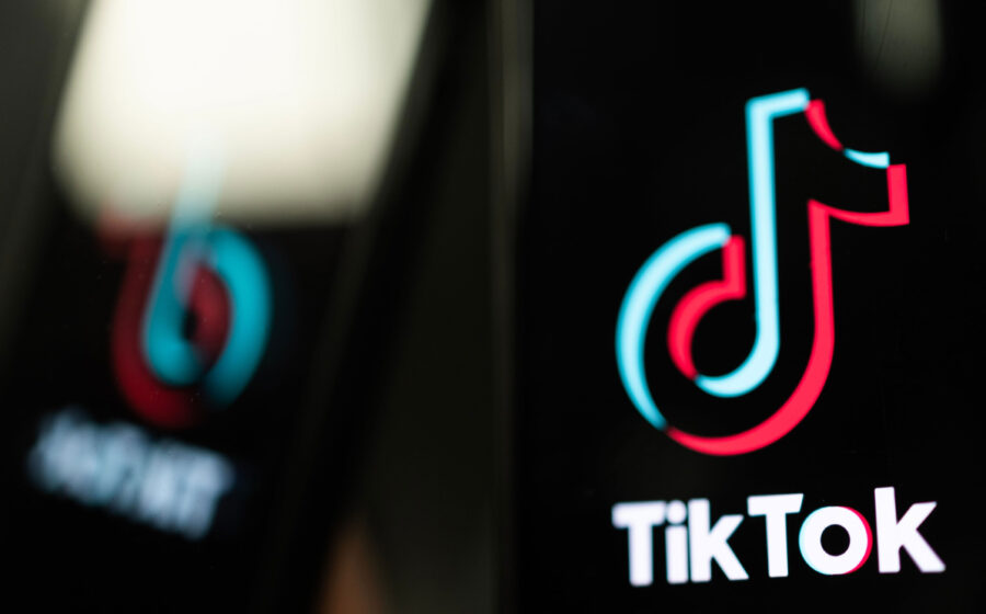 Logotipo do TikTok ao lado de martelo de juiz e silhueta de adolescente no celular