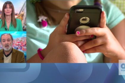 Logotipo do TikTok diante de um martelo de juiz e balança da justiça, simbolizando processo judicial nos EUA