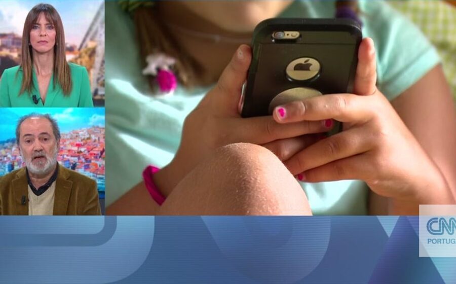 Logotipo do TikTok diante de um martelo de juiz e balança da justiça, simbolizando processo judicial nos EUA