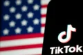 Logotipo do TikTok sobre fundo de tribunal com martelo judicial e documentos legais