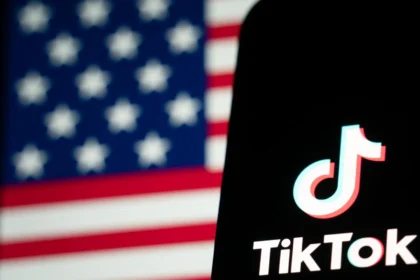 Logotipo do TikTok sobre fundo de tribunal com martelo judicial e documentos legais