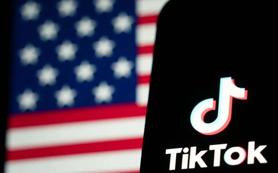 Logotipo do TikTok sobre fundo de tribunal com martelo judicial e documentos legais