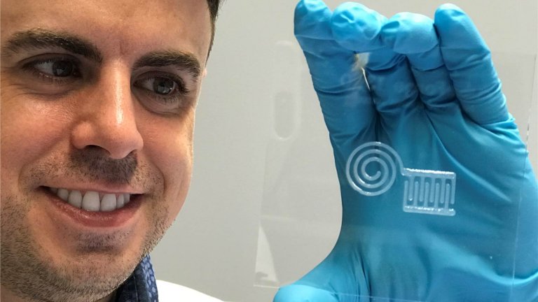 Tinta condutiva aplicada na pele funcionando como sensor biomédico sem fios